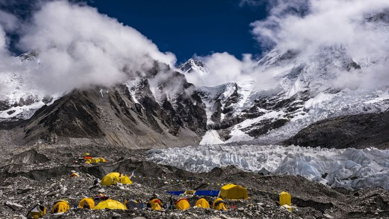 Everest : le Népal délivre un nombre record de 454 permis d'ascension