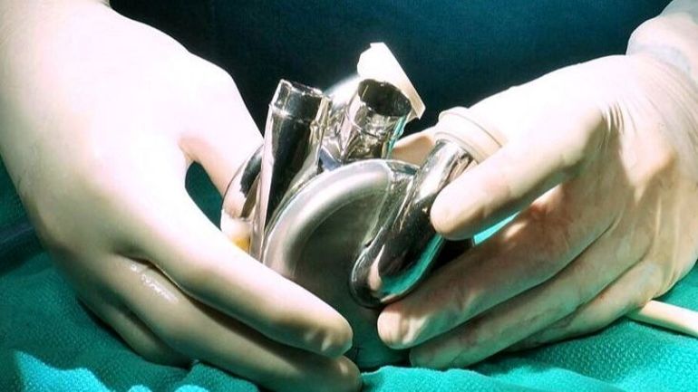 Un coeur artificiel sans valve et sans pulsation maintient un homme en vie pendant plusieurs jours, une première mondiale