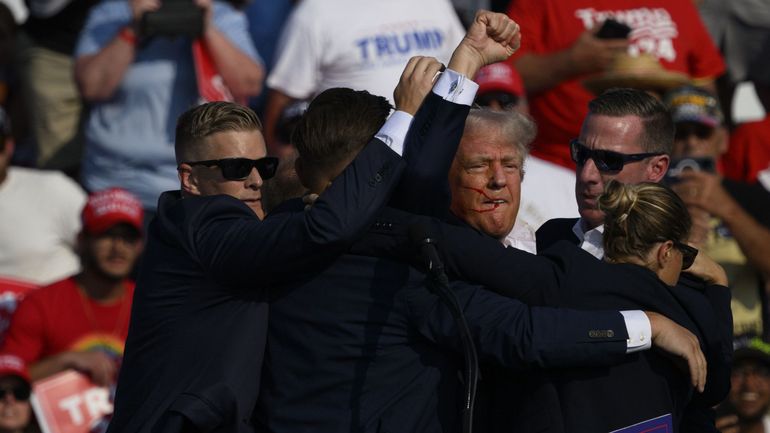 Donald Trump le poing levé, l'oreille ensanglantée les images symboliques d'un candidat toujours plus fort