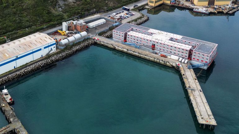 Royaume-Uni : le nouveau gouvernement va cesser d'héberger des migrants sur une barge controversée