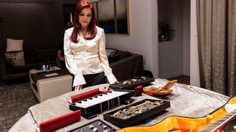 Elvis Presley : des bijoux du Colonel Parker en vente aux enchères - RTBF  Actus