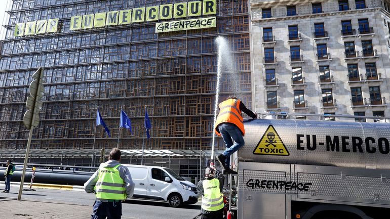 Bruxelles : Greenpeace escalade le siège du Conseil européen pour contester l'accord UE-Mercosur