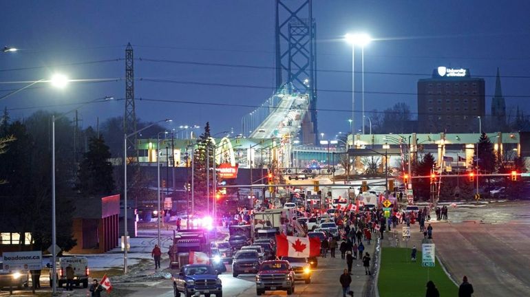 L'industrie automobile touchée au coeur par le blocage d'un pont au Canada