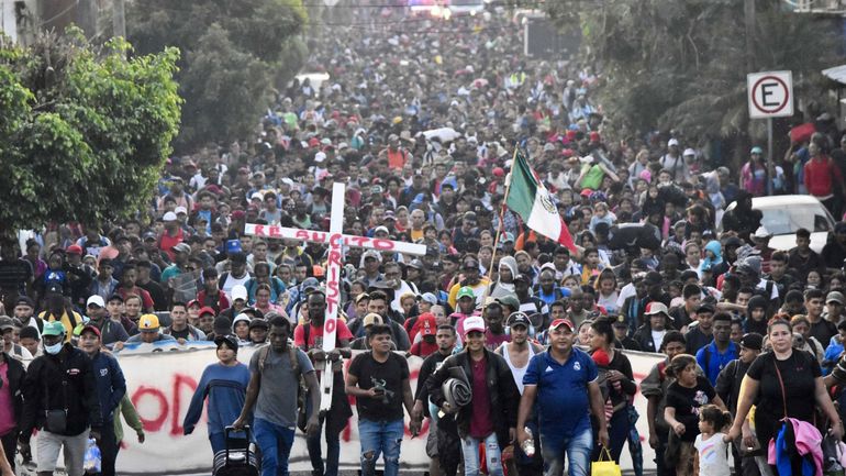 Des milliers de personnes se déplacent en convoi du Mexique vers les États-Unis