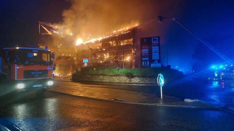 Spectaculaire incendie à Chaumont-Gistoux cette nuit, plusieurs maisons évacuées mais pas de victime