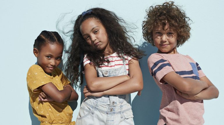 Shorts plus courts, couleurs et motifs différents : comment la mode enfantine renforce les stéréotypes de genre