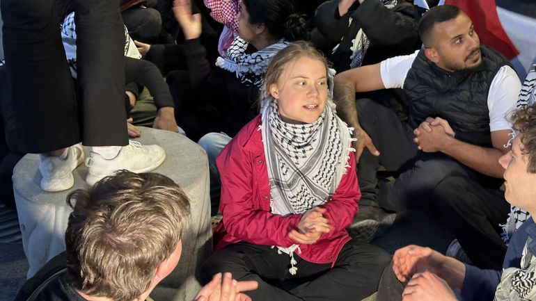 L'activiste Greta Thunberg arrêtée pour avoir bloqué le boulevard du Jardin Botanique appelant à la sortie des combustibles fossiles dans toute l'Union européenne