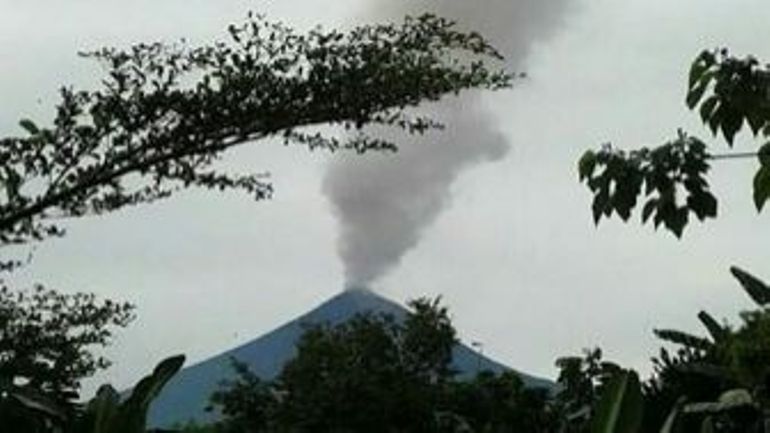 L'éruption du volcan Ulawun en Papouasie-Nouvelle-Guinée provoque un nuage haut de 15 km