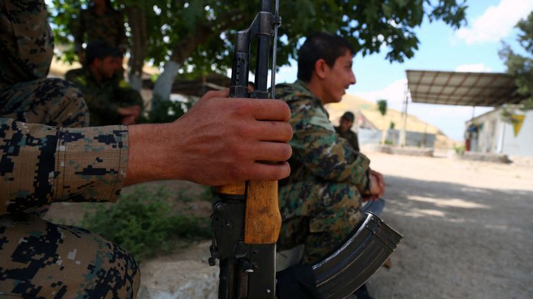 Les Kurdes de Syrie transfèrent près de 700 Irakiens liés à l'État islamique en Irak selon une ONG