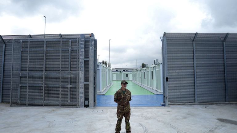 Accord migratoire entre Italie et Albanie : le bateau avec les premiers migrants est arrivé en Albanie