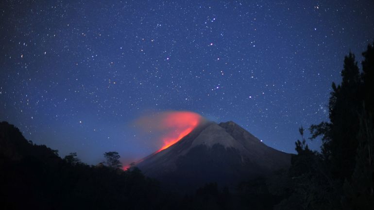 Les images les plus impressionnantes du volcan indonésien Merapi en éruption depuis deux mois