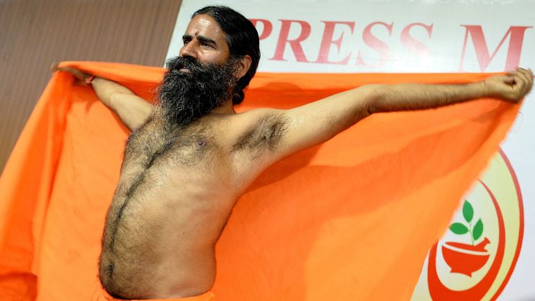 En Inde, des médecins s'insurgent contre un gourou préconisant le yoga contre le Covid