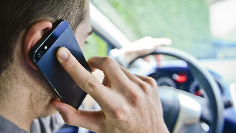 Sécurité routière : utiliser un GSM au volant va devenir une infraction du 3e degré
