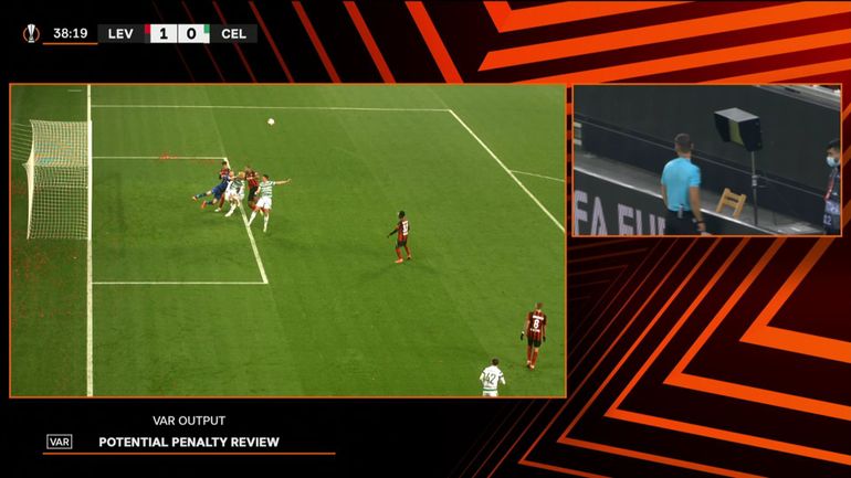 Europa League : Lukas Hradecky, boxeur maladroit, se fait punir sur panenka