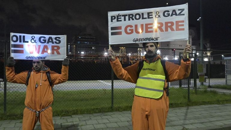 Guerre en Ukraine : Greenpeace bloque à Anvers un pétrolier venu de Russie