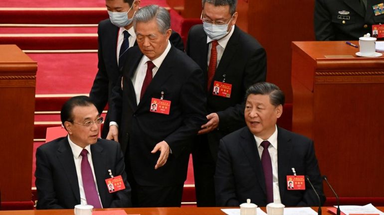 Chine : contre son gré, l'ex-président Hu Jintao escorté hors du congrès du parti parce qu'il 
