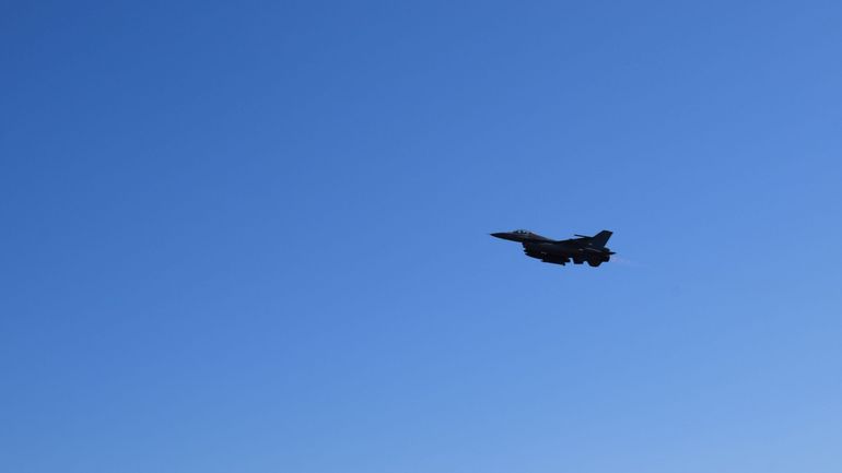 Pays-Bas: un F-16 belge qui roulait sur une base aérienne a heurté un bâtiment, deux blessés