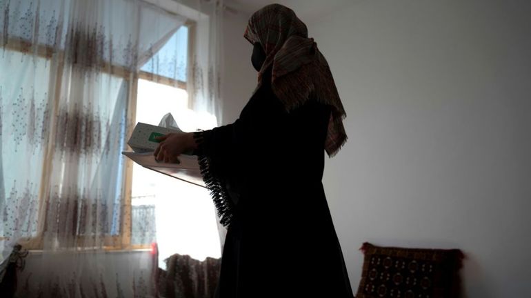 Afghanistan : de l'école au foyer, le destin des femmes sous le régime taliban