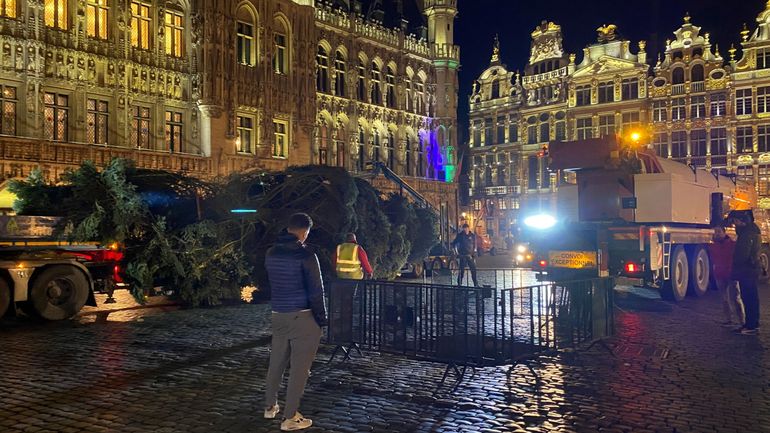 Le sapin de Noël est arrivé sur la Grand-Place de Bruxelles