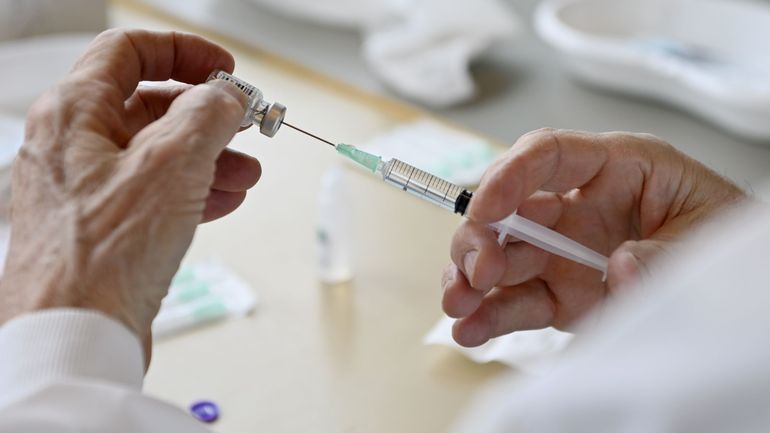 Covid-19 : vers une 3e dose de vaccin généralisée à tous les Belges ? Voici les arguments pour et contre