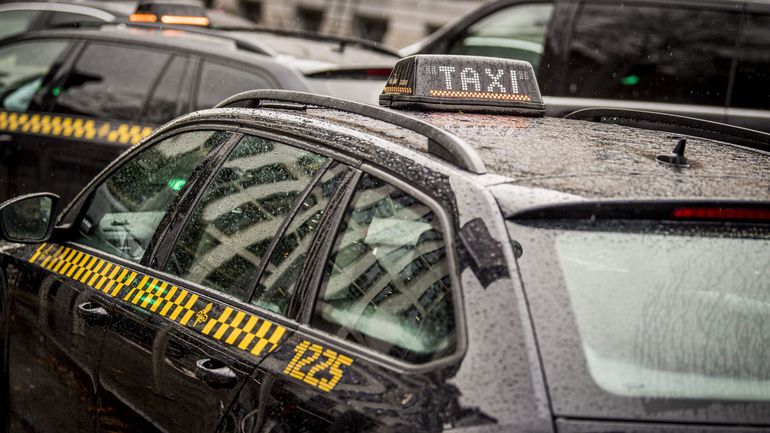 Plan taxi: DéFI appuie le gouvernement pour trouver une solution, mais l'urgence reste, dit-il