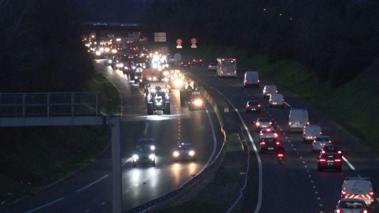Des agriculteurs convergent vers Paris, le gouvernement refuse de voir la capitale bloquée