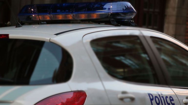 Bruxelles : une voiture percute la façade d'un commissariat de quartier à Laeken, le suspect auditionné cette nuit