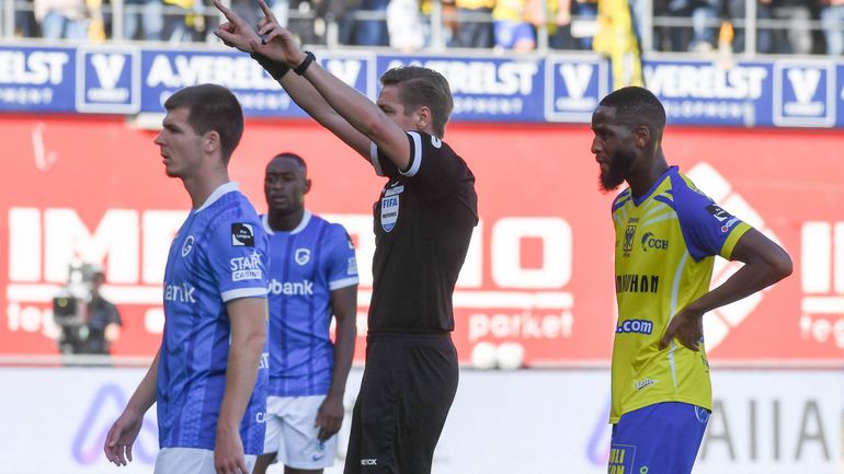 Auto-goal, exclusion, interruption et but dans le temps additionnel : Genk remporte un derby animé contre Saint-Trond