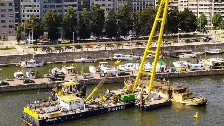Une première péniche naufragée est sortie du fleuve, au port de Liège