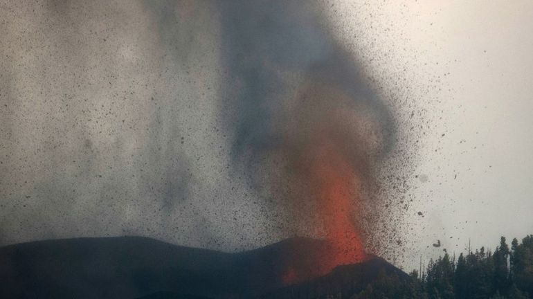 Eruption aux Canaries : la lave descend lentement vers la mer, des gaz toxiques redoutés