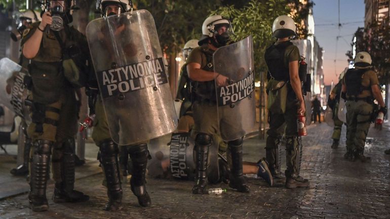 Grèce : un homme de 20 ans mort en rue près d'Athènes, sept policiers arrêtés