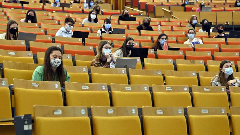 Distanciation sociale, masques, ventilation et fêtes étudiantes interdites dans l'enseignement supérieur