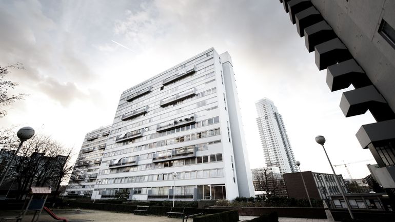 Drame de la solitude à Bruxelles : le corps d'un homme mort depuis plus d'un an découvert dans un appartement social