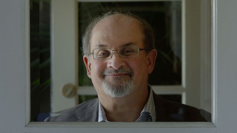 Salman Rushdie en voie de rétablissement, sa famille 