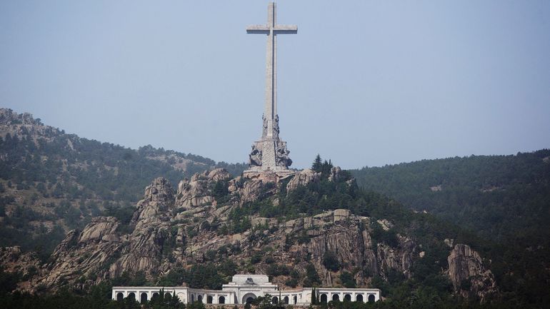 Espagne : la dépouille du fondateur de la Phalange, pilier du franquisme, exhumée de l'ex-mausolée de Franco