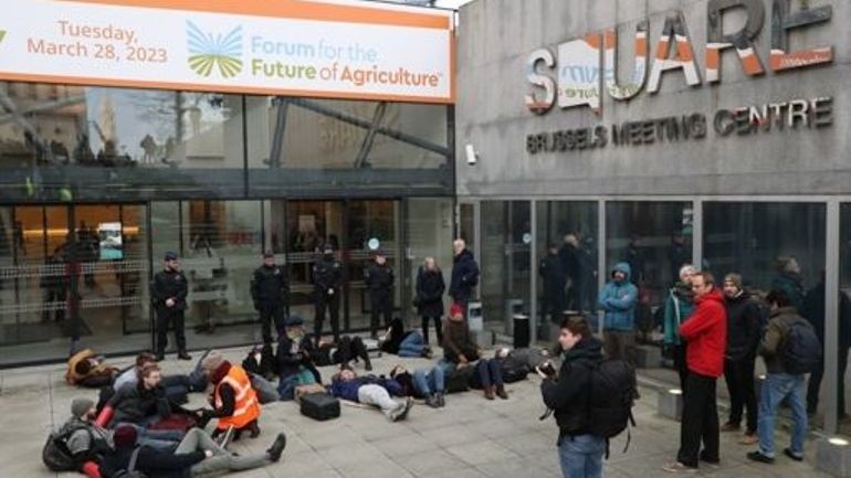 Bruxelles: des activistes bloquent l'accès au forum pour le futur de l'agriculture