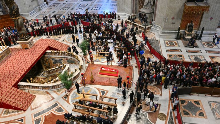 Direct vidéo - Décès du pape François : 61 000 fidèles ont déjà salué la dépouille du pape, sa tombe sera accessible dès dimanche