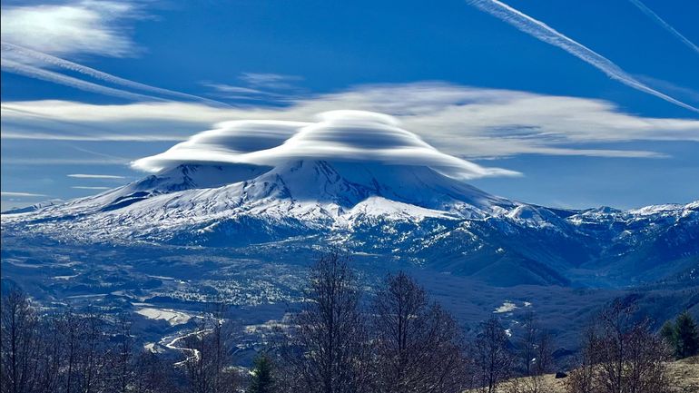 Le phénomène météo du jour : deux piles de nuages lenticulaires au-dessus des crêtes du mont Saint Helens