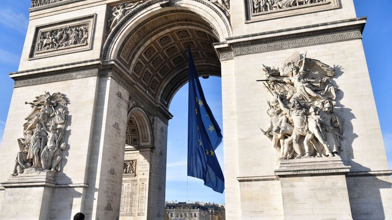 Le drapeau européen retiré sous l'Arc de Triomphe de Paris, 