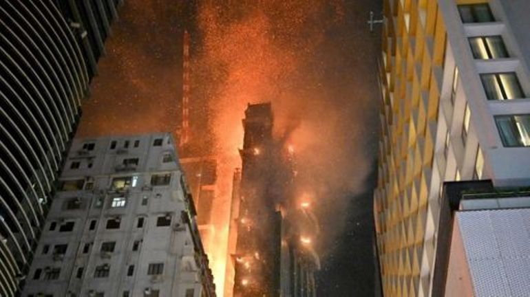 Hong Kong : spectaculaire incendie d'un gratte-ciel en construction