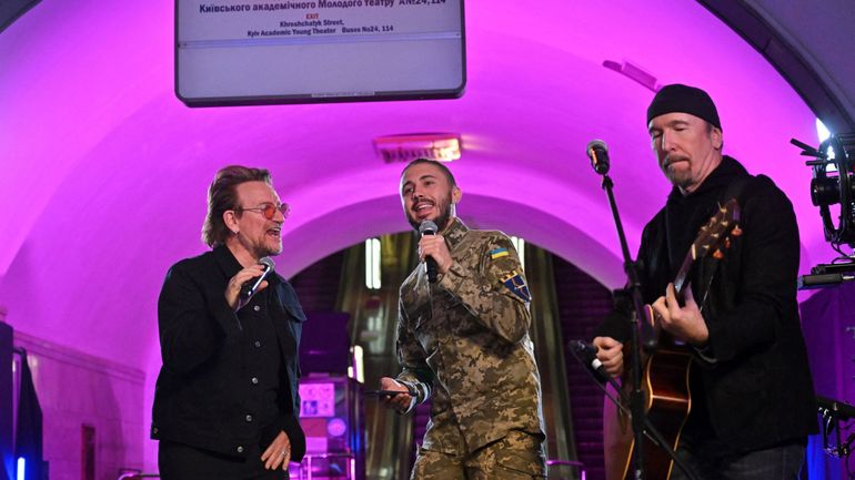 Guerre en Ukraine : performance surprise de Bono dans une station de métro de Kiev
