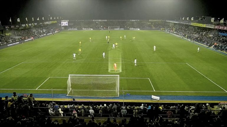 Kayembe (Genk) et Madsen (Westerlo) se font des passes alors que le but est vide : les nouvelles images qui font enfler la polémique