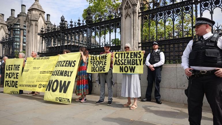 Royaume-Uni : des militants écologistes se collent au siège du président du Parlement