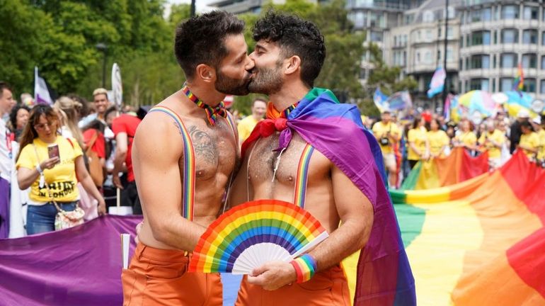 Foule arc-en-ciel à Londres pour la Marche des fiertés