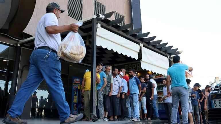 Au Liban, des habitants s'insurgent contre les files d'attente interminables pour le pain