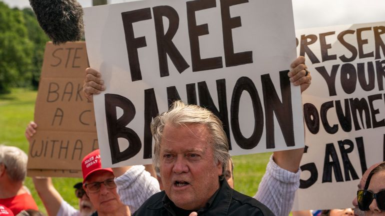 États-Unis : l'ex-éminence grise de Donald Trump, Steve Bannon, se rend en prison pour purger sa peine