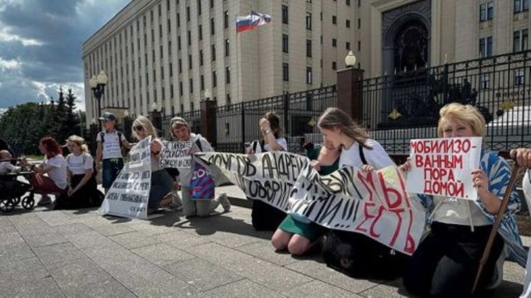 Guerre en Ukraine : des femmes de soldats russes manifestent devant le ministère de la Défense à Moscou