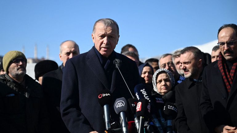 Séismes en Turquie et en Syrie : le président Erdogan reconnaît des 