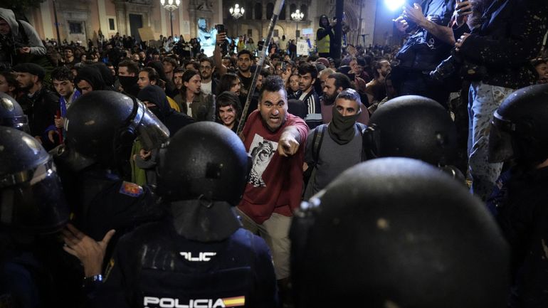 Inondations en Espagne : une trentaine de policiers ont été blessés lors des manifestations qui ont réuni 130.000 personnes à Valence