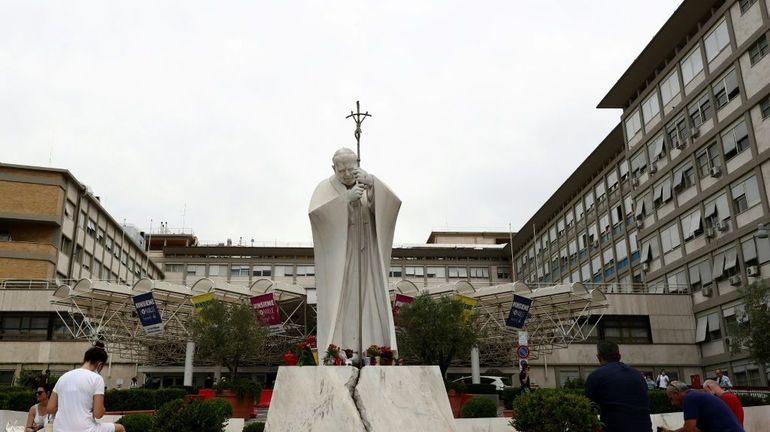 Le pape récitera dimanche la prière de l'Angelus depuis sa chambre d'hôpital